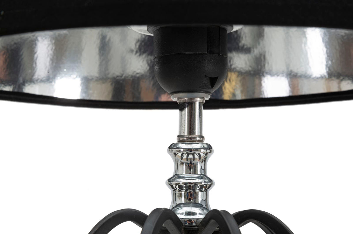 Dettaglio ravvicinato dello stelo cromato e del portalampada della DARKY SILVER #dimensione_H56 cm