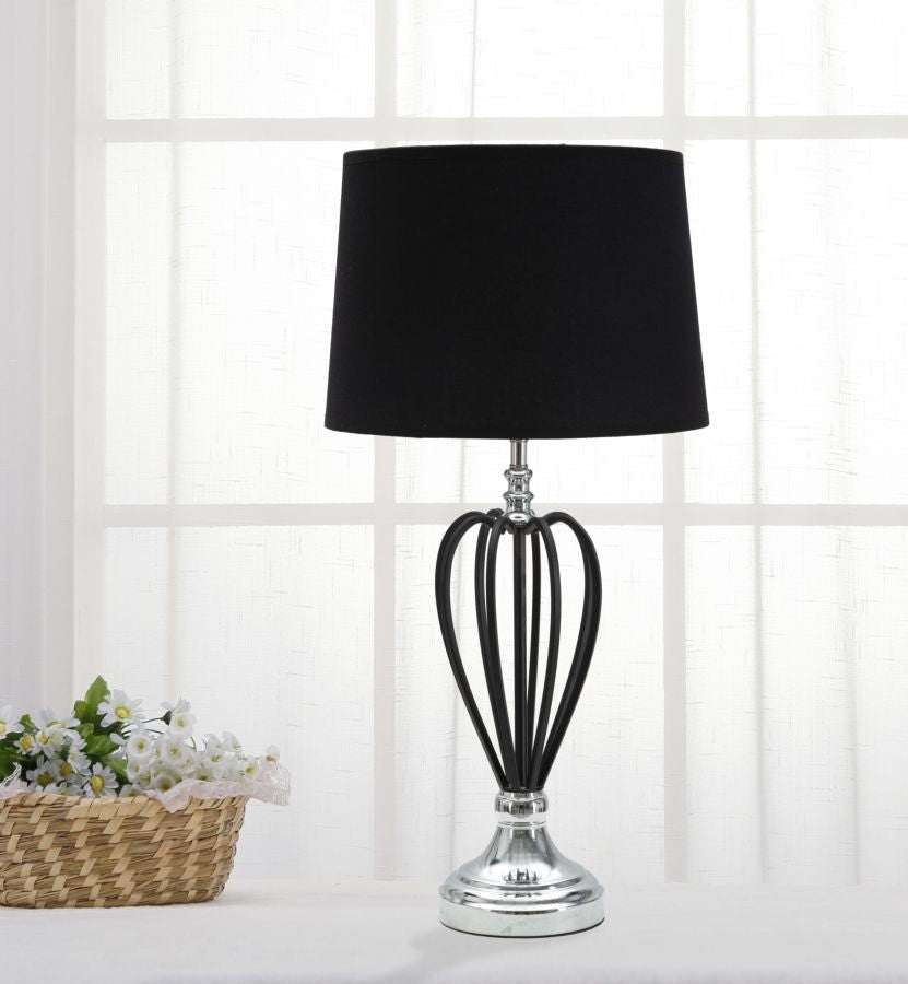 Lampada DARKY SILVER argentata appoggiata su un piano in ambiente interno #dimensione_H56 cm