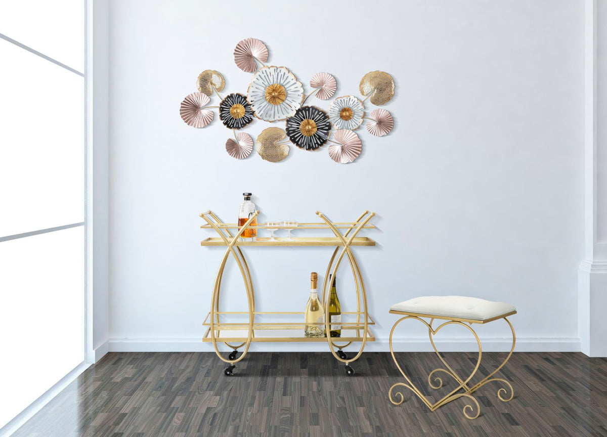 Sgabello HEART crema in ambiente interno accanto a un carrello bar dorato con bottiglie #colore_Crema