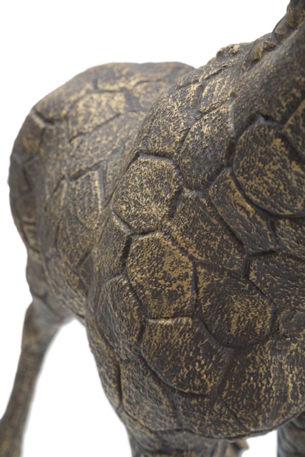 Primo piano del corpo della giraffa GIRAFFA oro con rilievo a macchie, senza parti illuminanti visibili #dimensione_40x80x22