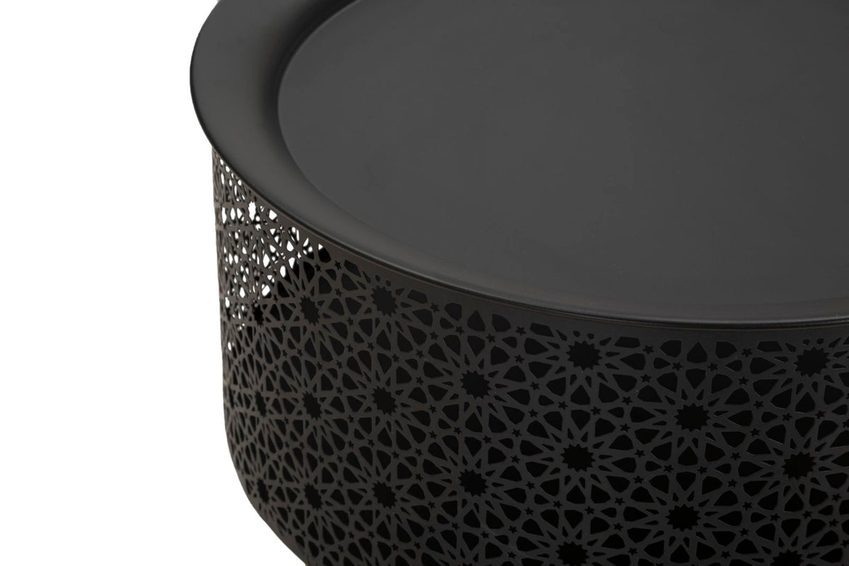 Primo piano del tavolino BLACKY nero con bordo rialzato e intaglio a rombi #dimensione_Ø35 H50 cm