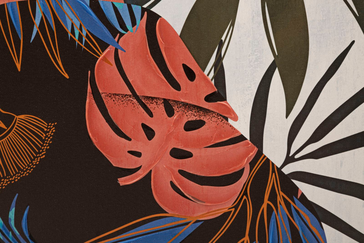 Dettaglio della tela LADY JUNGLE con grande foglia di monstera rosa-arancio su fondo nero