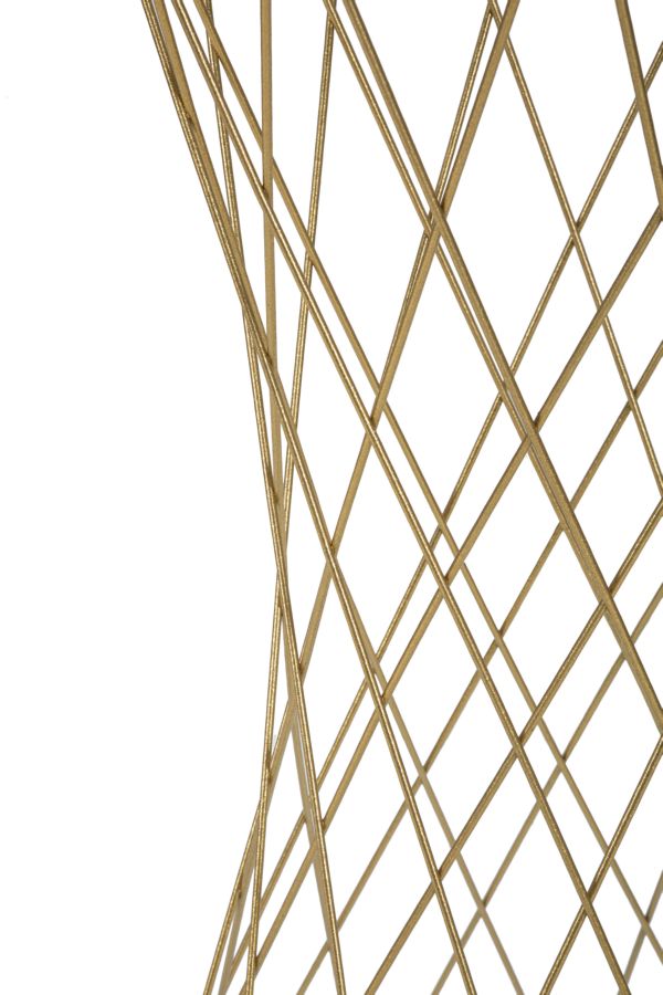 Dettaglio della struttura a reticolo dorata del tavolino TOWER NEW #dimensione_Ø50 H100