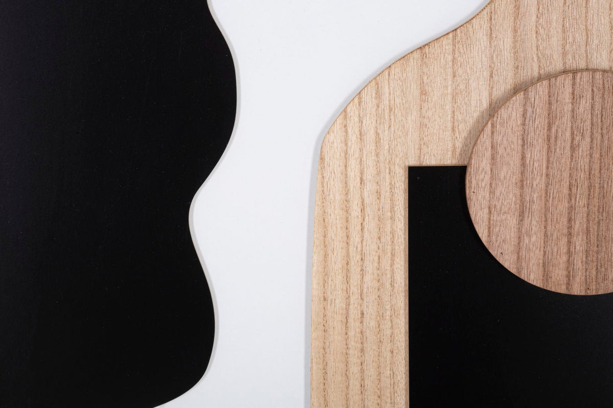 Sezione ravvicinata del pannello ASTRY naturale con superfici nere e cerchio in legno #colore_Naturale