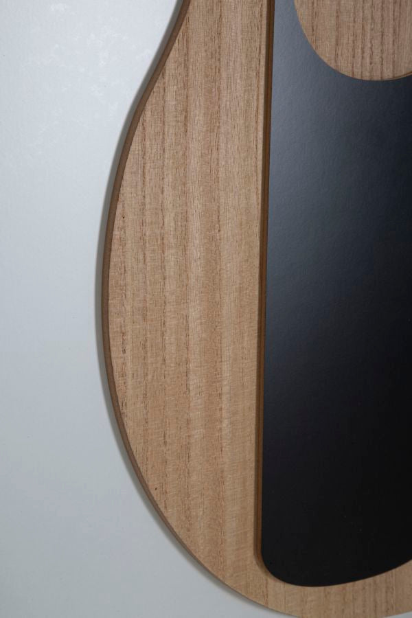Bordo inferiore del pannello ASTRY noce che mostra lo spessore in legno massello #colore_Noce