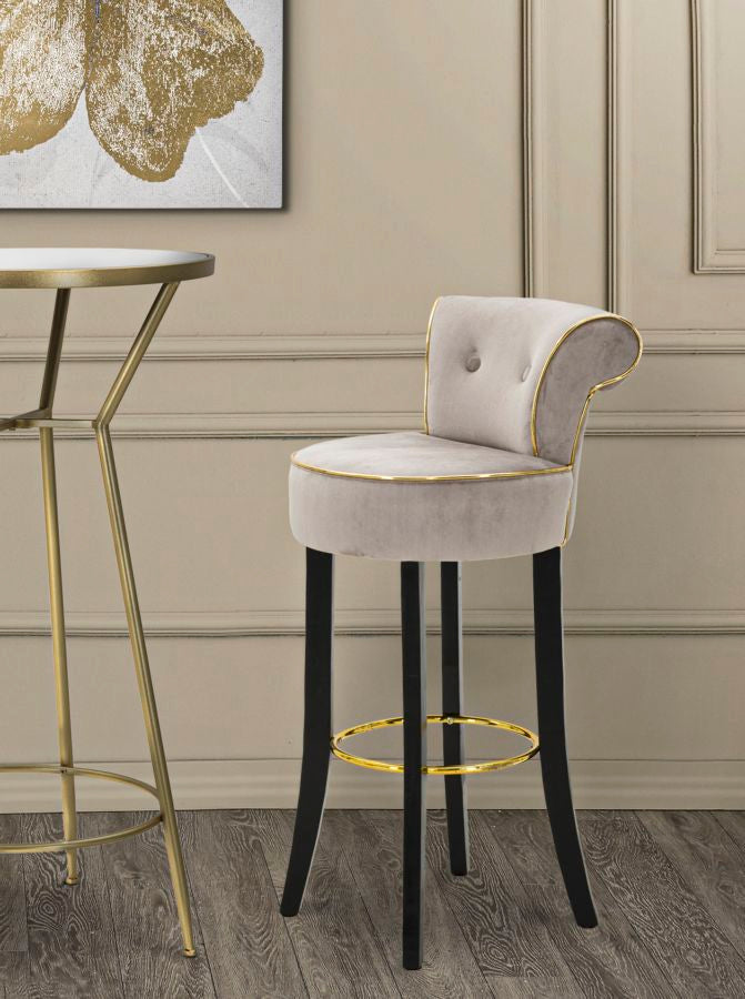Sgabello alto LUXY grigio beige in ambiente interno su pavimento in legno #colore_Grigio
