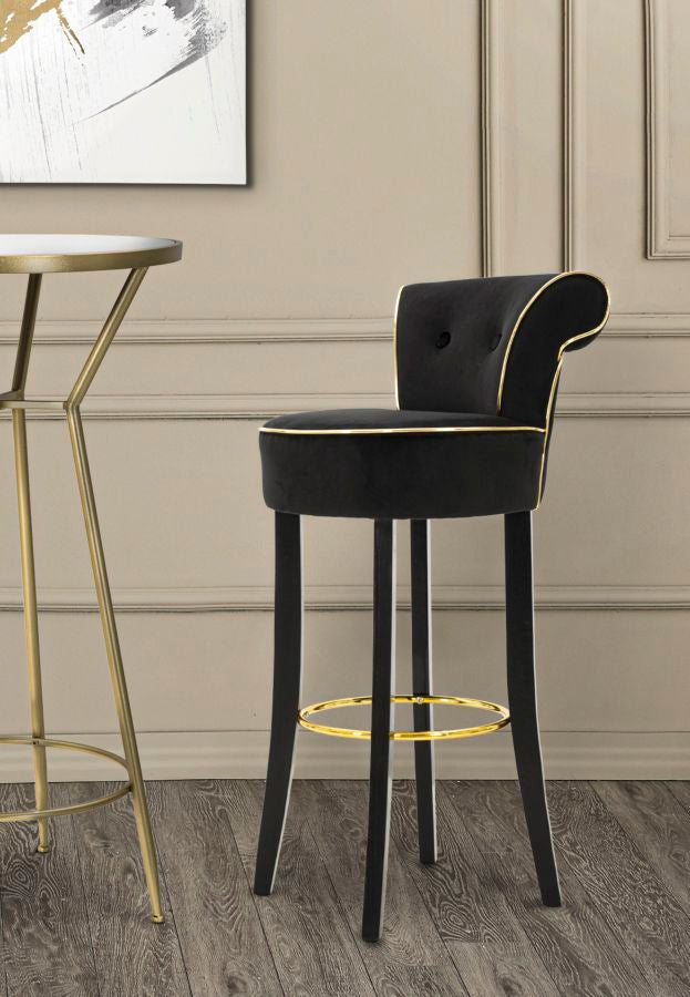 Sgabello alto LUXY nero in ambiente interno con filetto dorato, vista di tre quarti #colore_Nero
