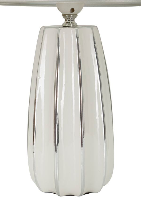 lampada_da_tavolo_in_ceramica_bianca_con_paralume_in_tessuto__emmi