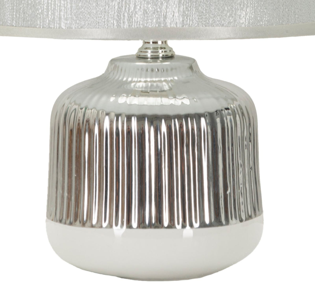 lampada_da_tavolo_in_ceramica_bianca_con_paralume_argentato__lucina