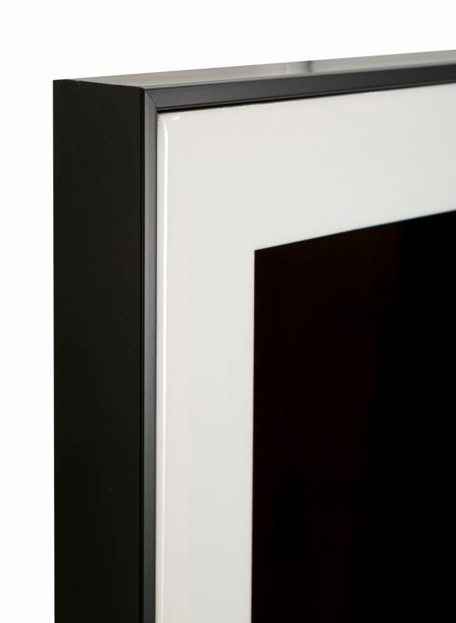 Angolo della cornice nera laccata di GIAGUARO con passpartout bianco, vista ravvicinata #colore_Multicolore