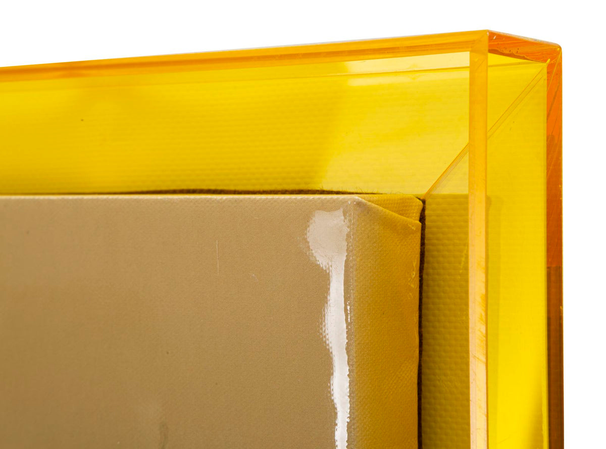 Dettaglio dell'angolo del quadro ACRYLIC con lastra acrilica lucida e tela giallo-ocra #colore_Multicolore