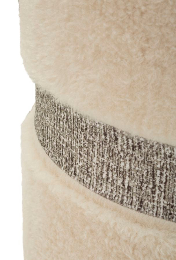Dettaglio del rivestimento crema dei pouf SAINT-MORITZ con fascia glitter grigio argento #colore_Crema