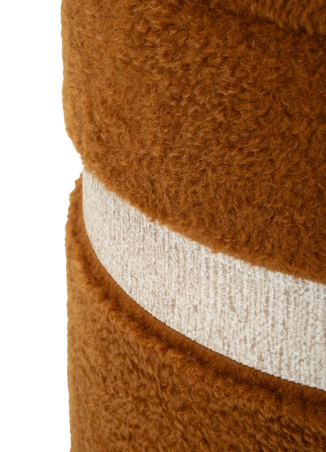Primo piano del pouf SAINT-MORITZ marrone con fascia orizzontale crema in trama bouclé #colore_Marrone