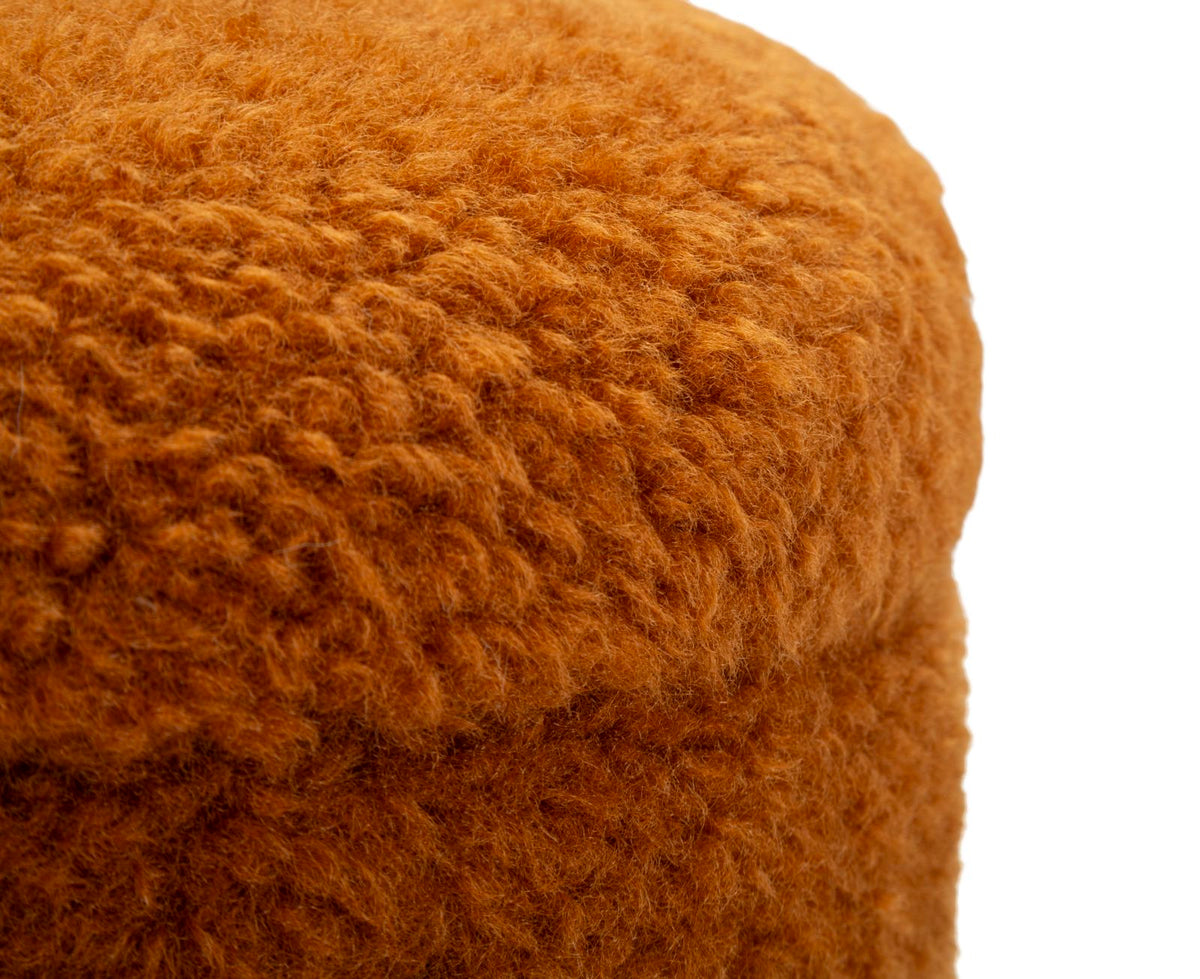 Dettaglio del bordo di un pouf SAINT-MORITZ marrone cognac in tessuto riccio, superficie opaca #colore_Marrone