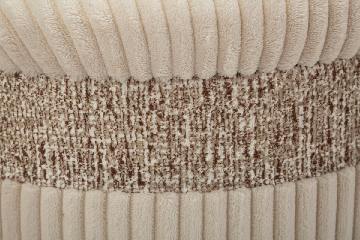 Primo piano del tessuto a coste crema e della fascia bouclé del pouf CORTINA #colore_Crema