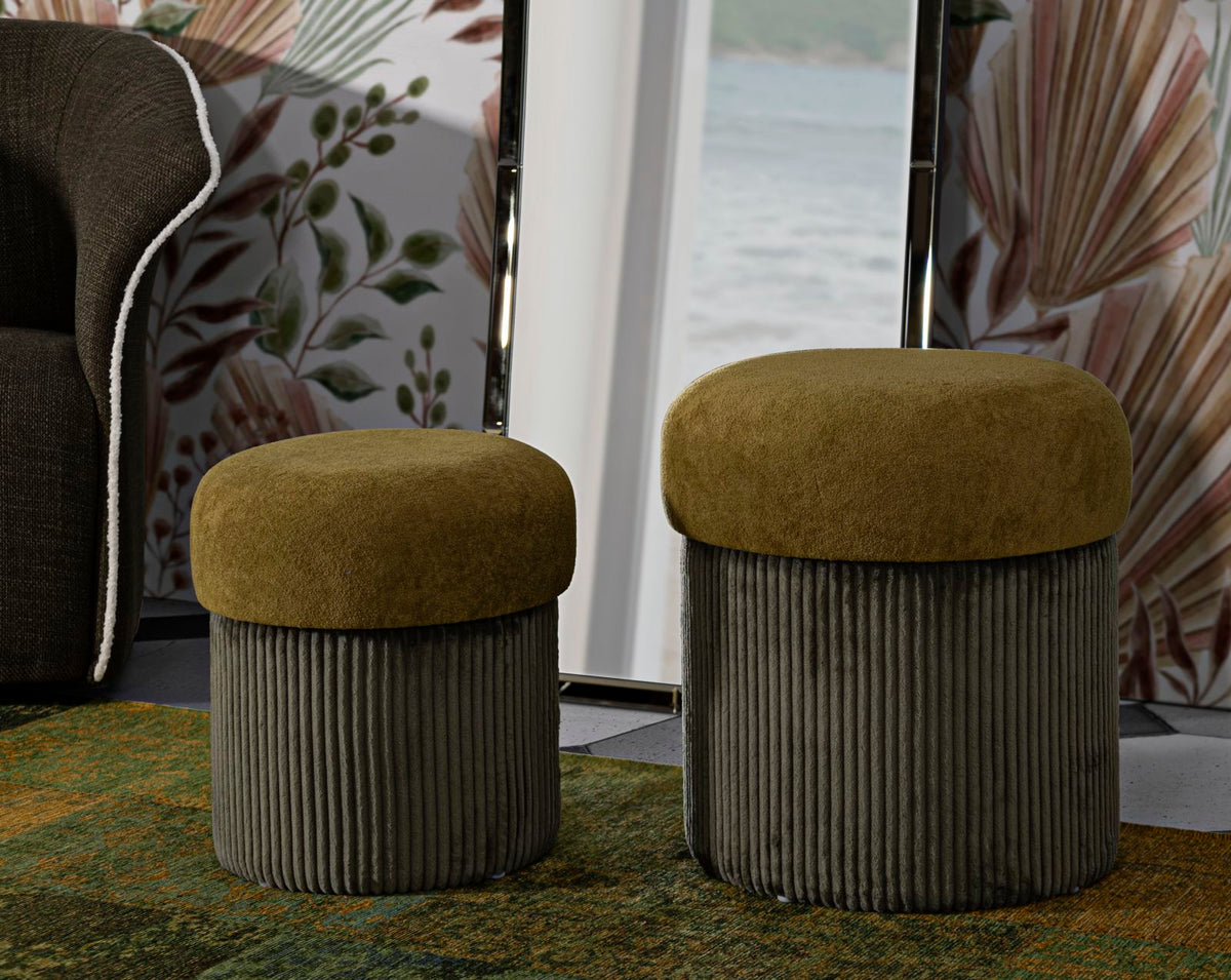 Pouf ASPEN verde oliva su tappeto scuro in salotto, davanti a finestra e specchio #colore_Senape e Verde