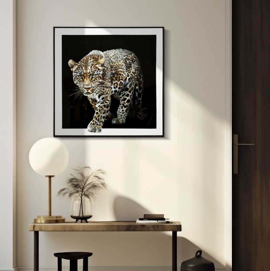 GIAGUARO nero appeso a parete crema sopra console di legno con lampada e vaso #colore_Nero