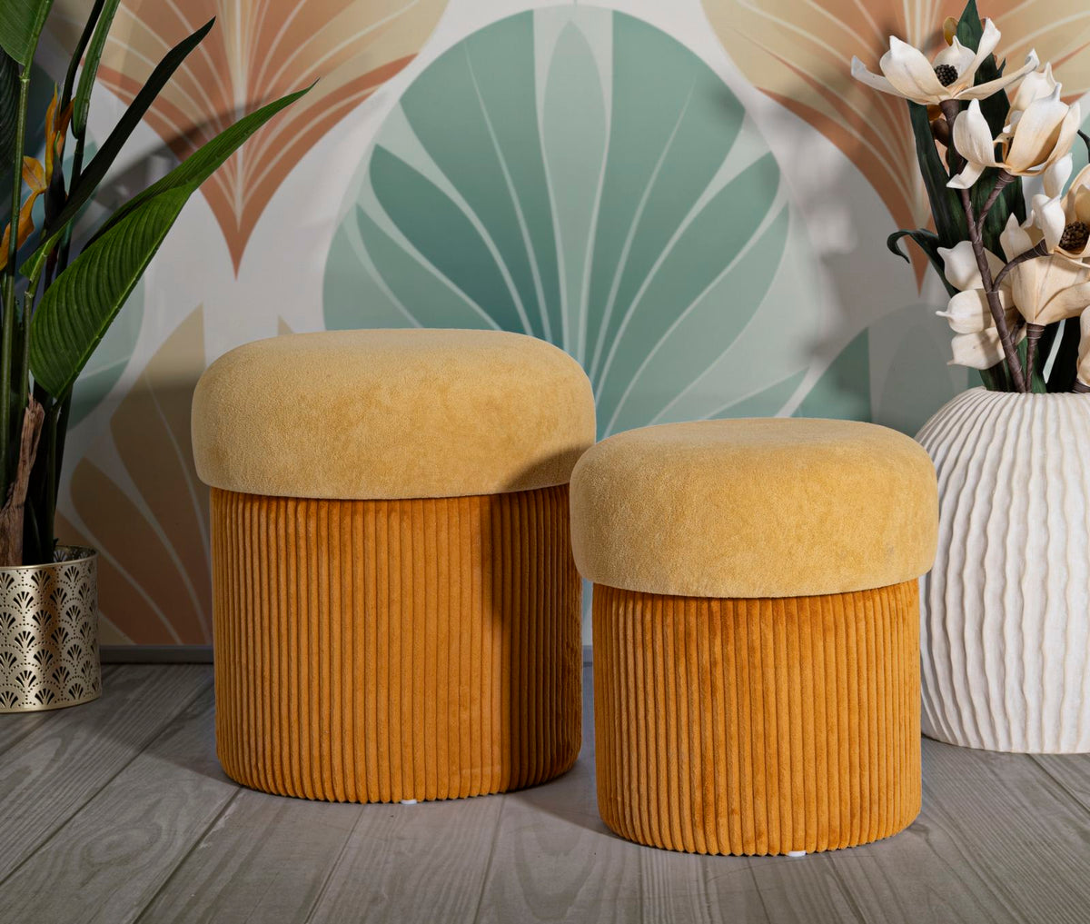 Pouf ASPEN oro in ambiente con carta da parati a foglie e pianta #colore_Oro