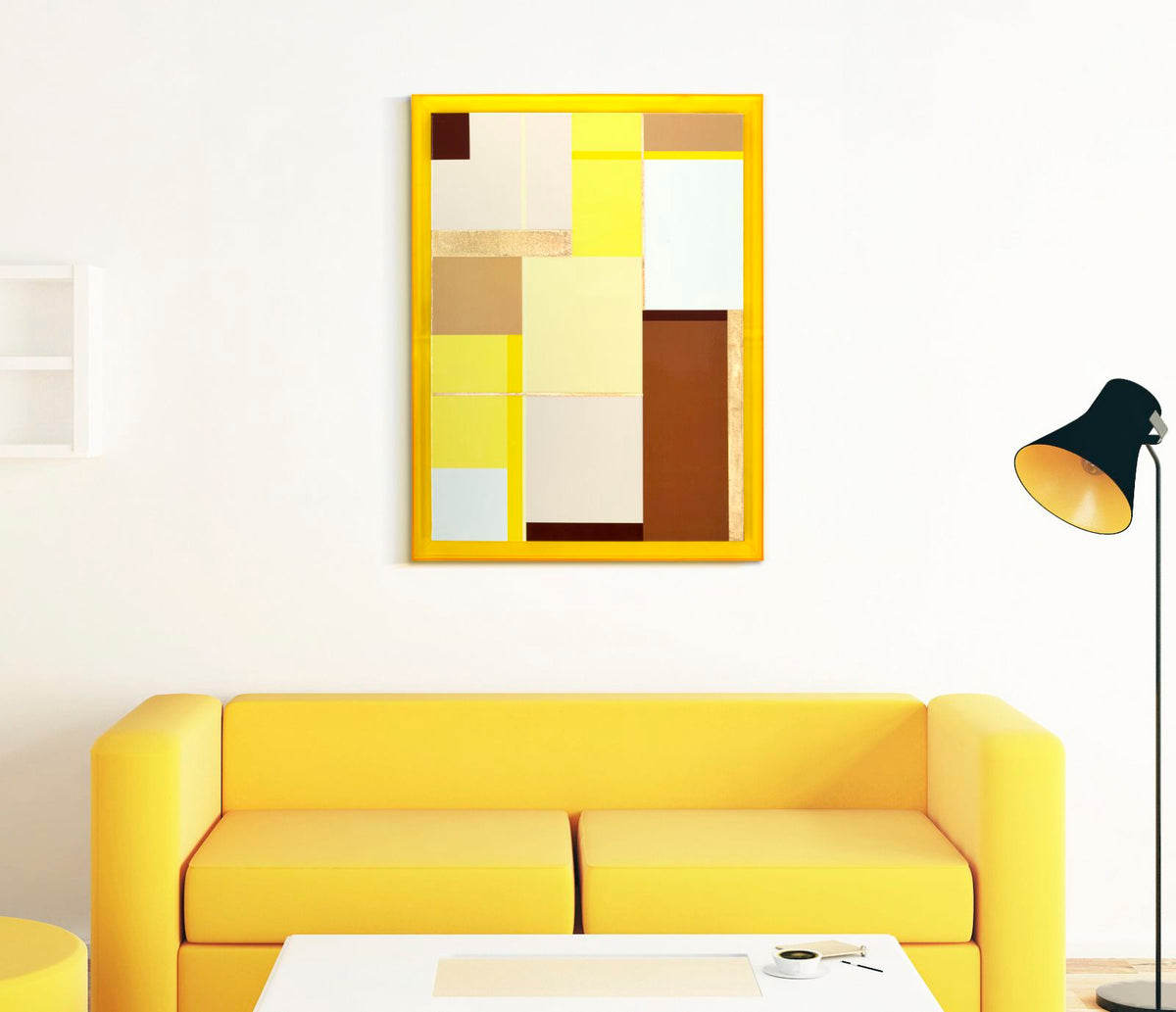Quadro ACRYLIC appeso a parete bianca sopra divano giallo, ambientato in interno #colore_Multicolore