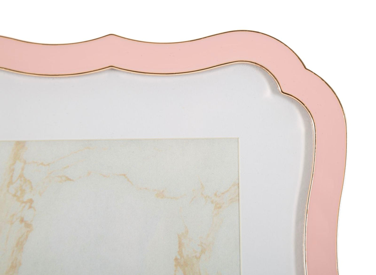 Dettaglio ravvicinato dell'angolo superiore della cornice MARGOT rosa con passatoia bianca interna #colore_Rosa