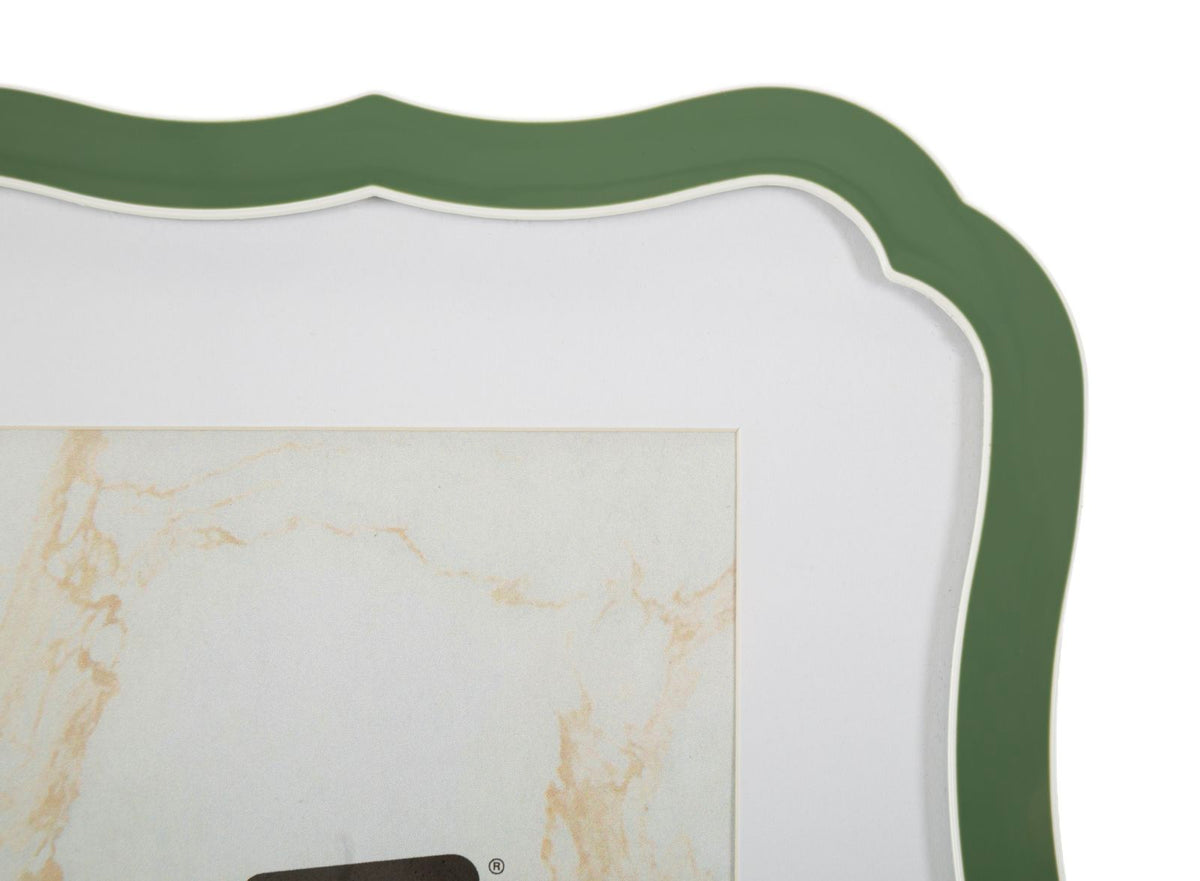Dettaglio ravvicinato dell'angolo superiore della cornice MARGOT verde scuro con filo dorato #colore_Verde