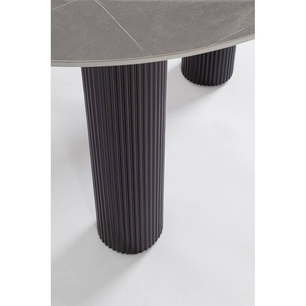Tavolo Rotondo in Gres Porcellanato con Gambe Cannettate Nero - BAMIRA