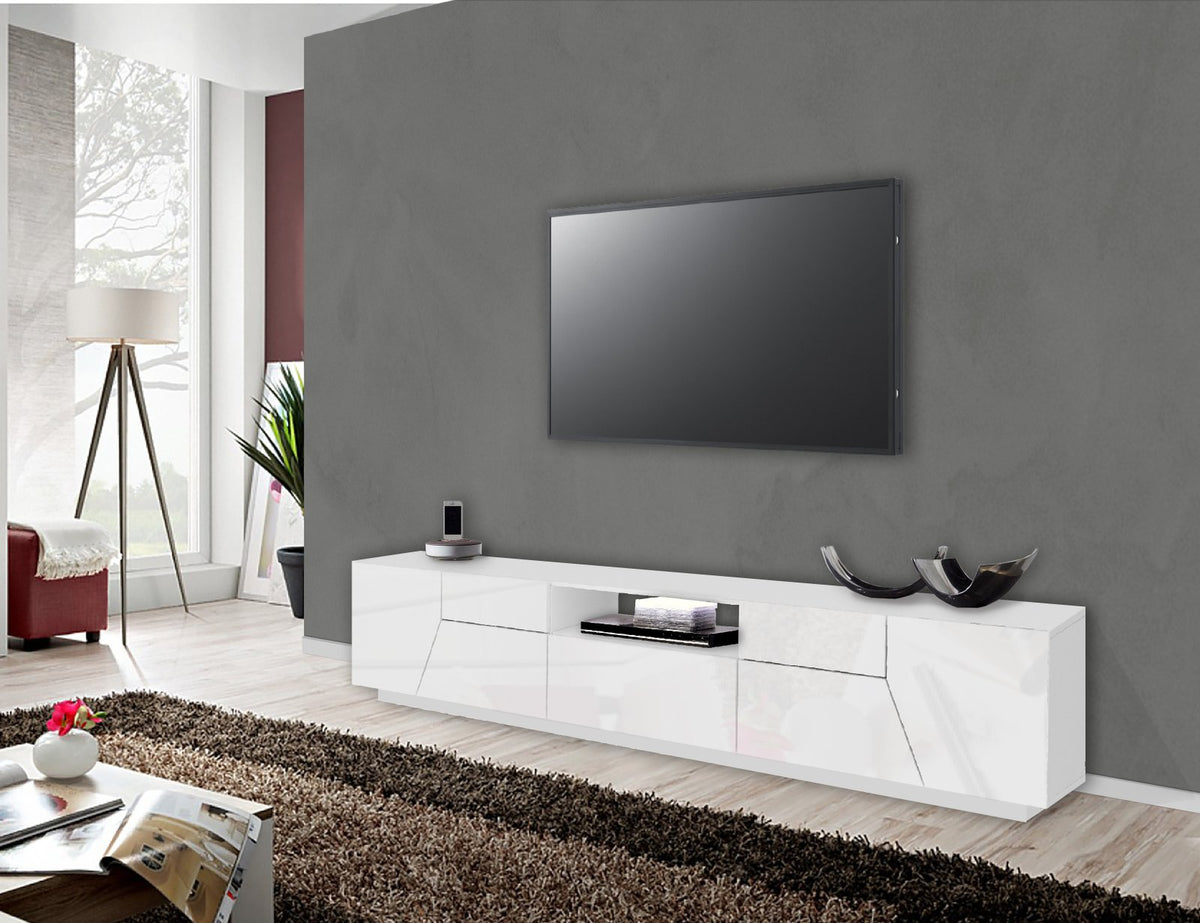 Porta TV NEBULA bianco lucido in soggiorno con televisore sopra e poltrona rossa #colore_Bianco Lucido
