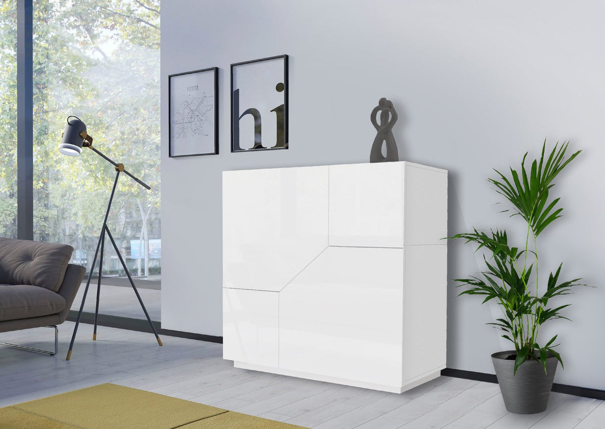 Credenza NEBULA bianco lucido con ante a linee diagonali in un soggiorno moderno