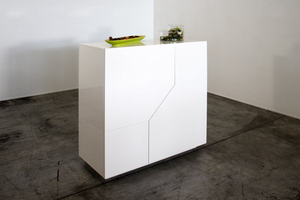 Credenza NEBULA bianco lucido ambientata in un angolo con pavimento in cemento grigio
