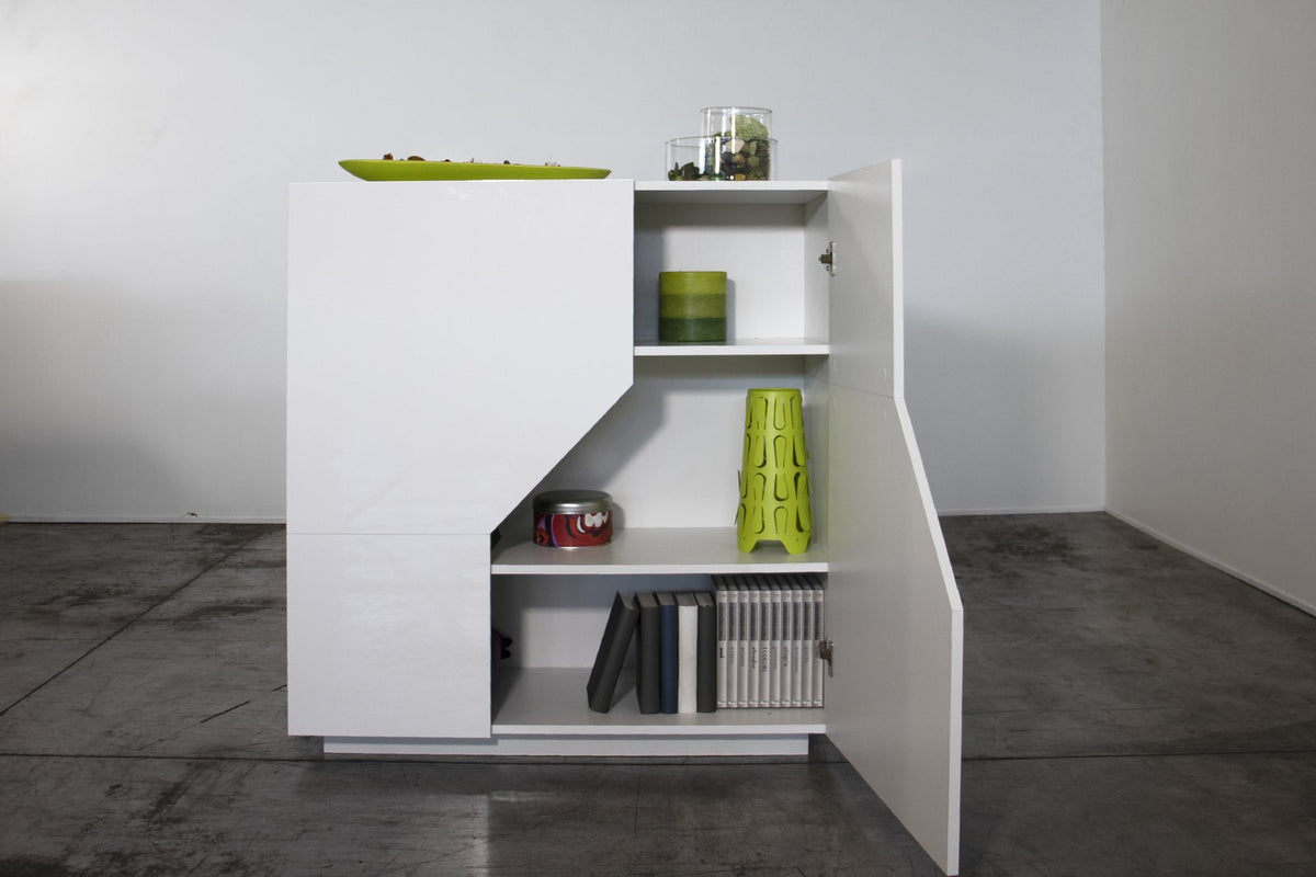 Credenza NEBULA bianco lucido con anta aperta che mostra i ripiani interni, vista frontale