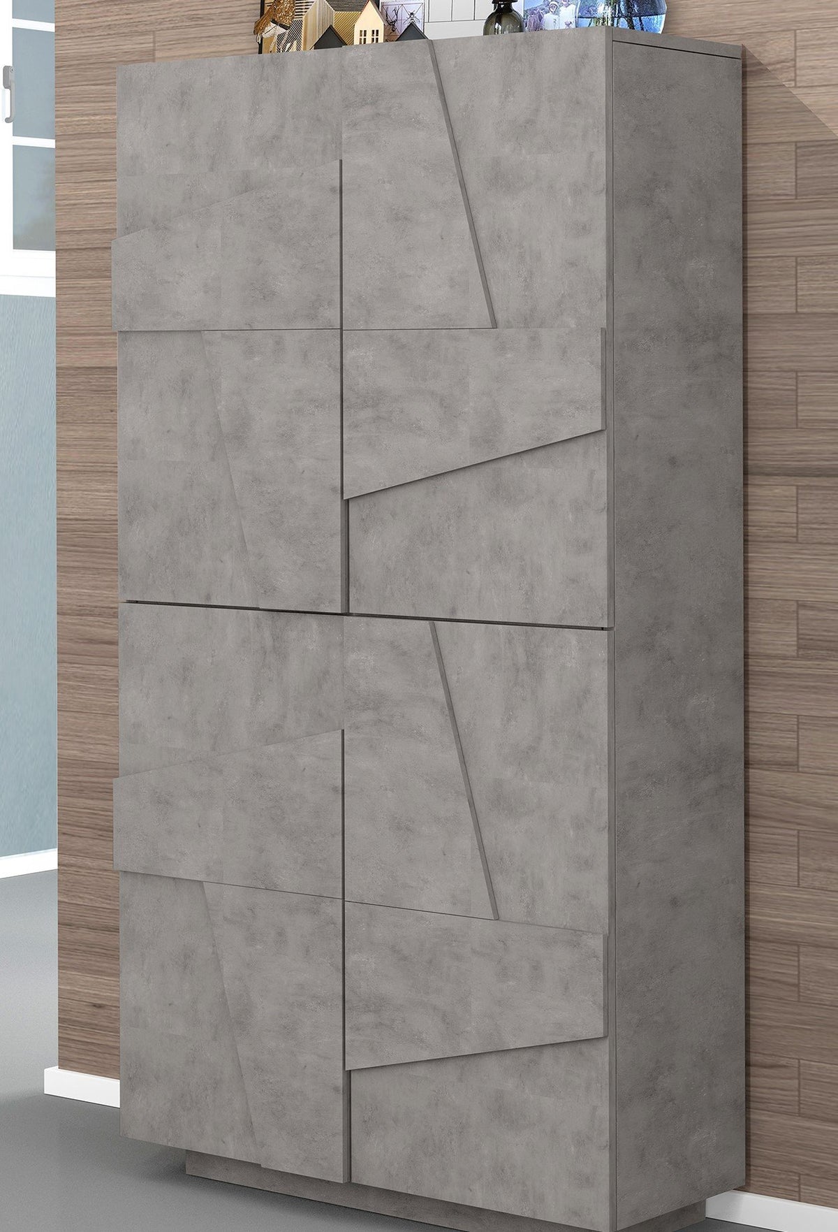 Scarpiera PULSE cemento chiusa in ambiente interno, ante con linee oblique a rilievo, vista dal basso #colore_Cemento