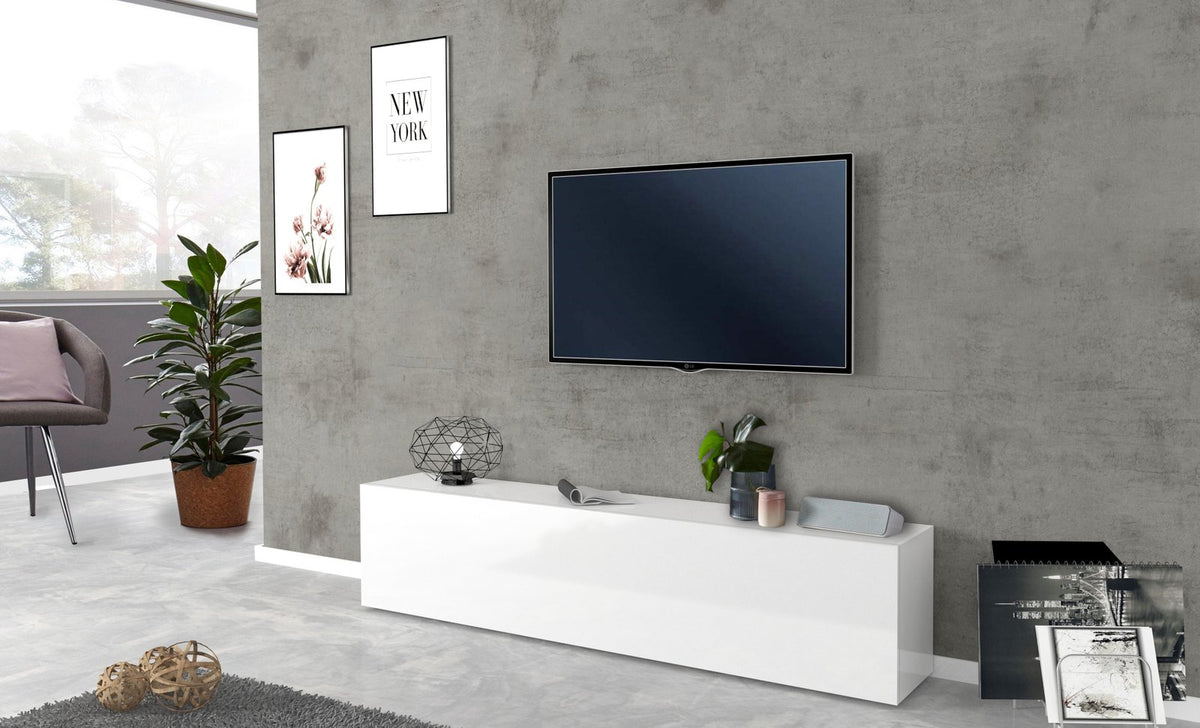 Porta TV mobile basso ECHO bianco lucido in salotto con televisore e lampada sferica #colore_Bianco Lucido