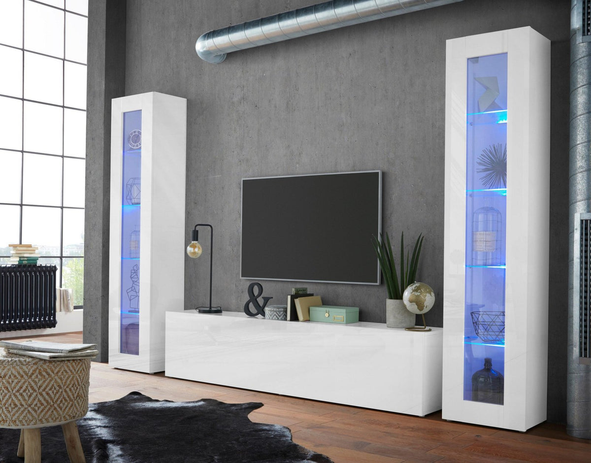 Soggiorno con mobile basso ECHO bianco lucido e due vetrine ai lati illuminate #colore_Bianco Lucido