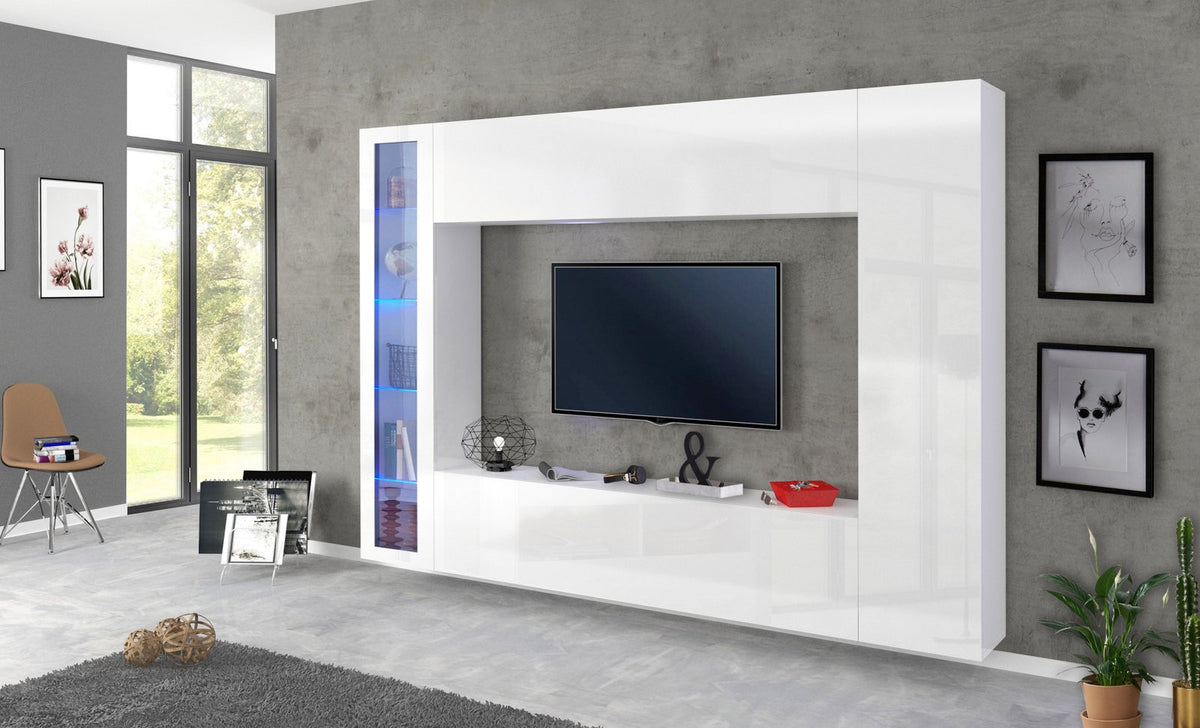 Parete attrezzata ECHO bianco lucido con vetrina illuminata e TV, vista di tre quarti in soggiorno #colore_Bianco Lucido