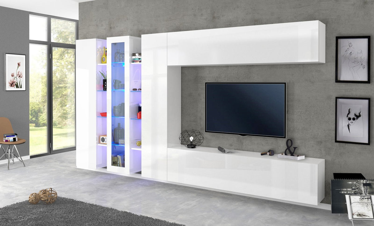 Parete attrezzata ECHO 1 bianco lucido in soggiorno con vetrina illuminata e pensile sospeso #colore_Bianco Lucido