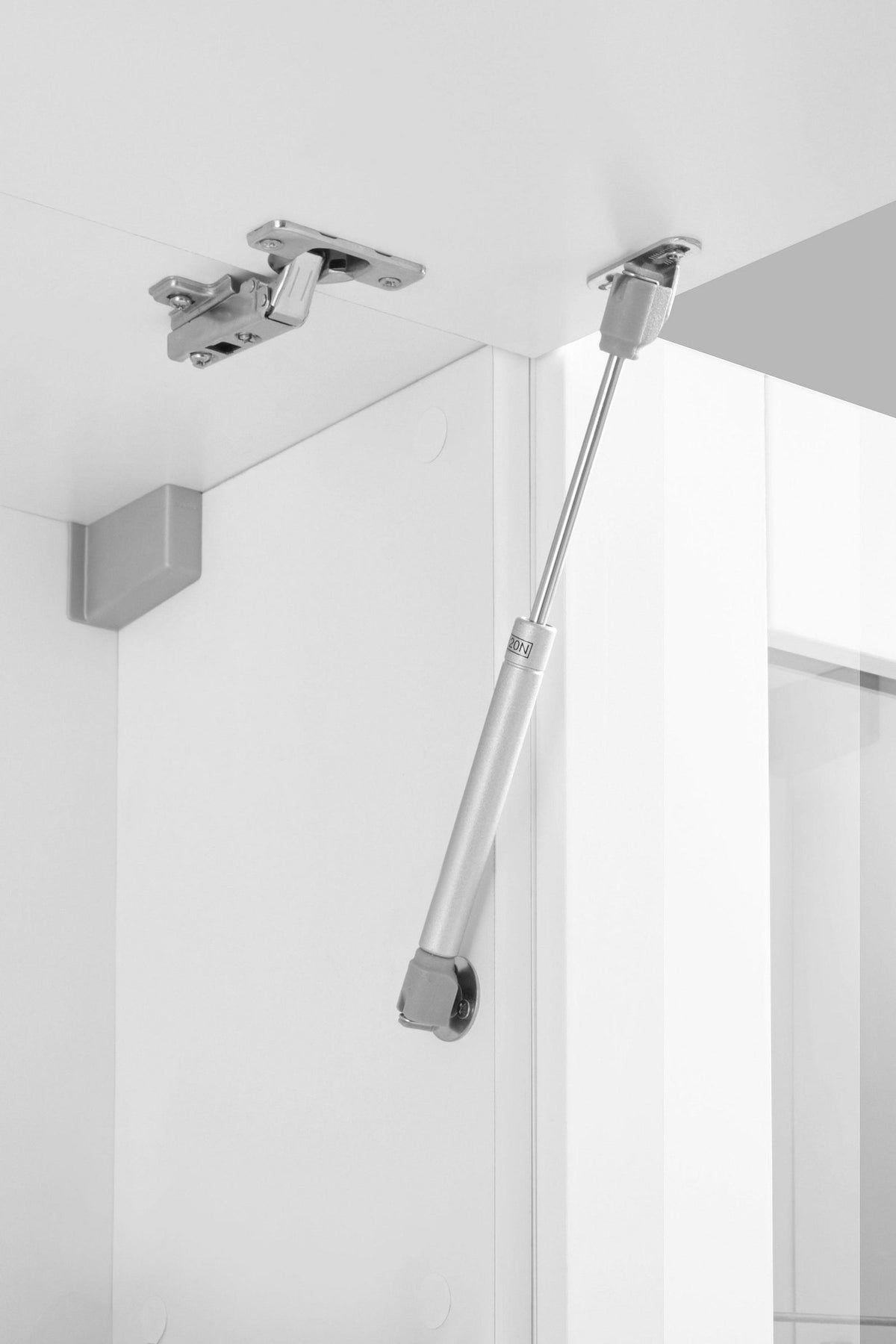 Dettaglio interno del mobile ECHO bianco con cerniera a pistone idraulico in alluminio #colore_Bianco Lucido