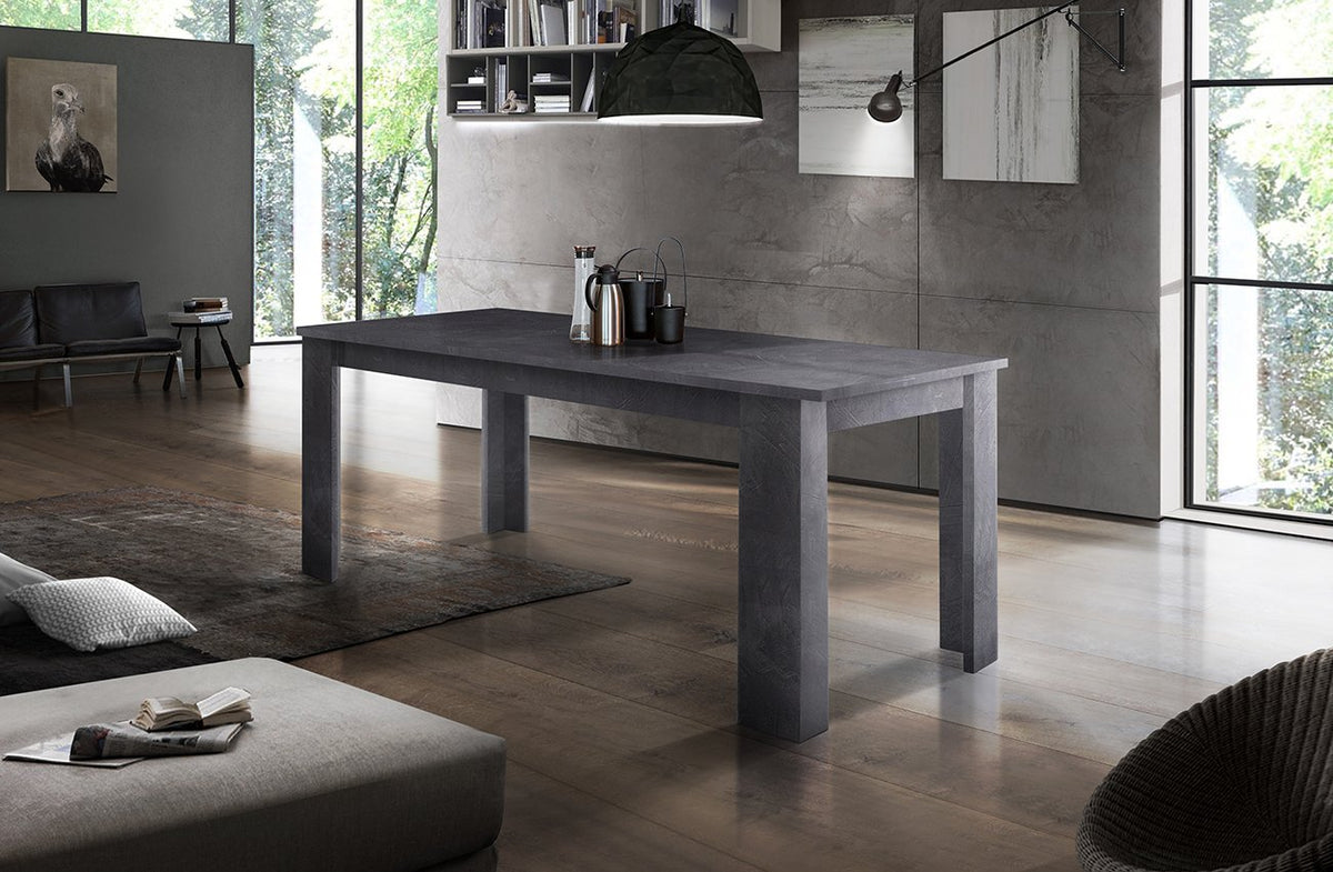 Tavolo LYRA grigio ardesia in soggiorno con pouf, tappeto e grandi finestre #colore_Ardesia
