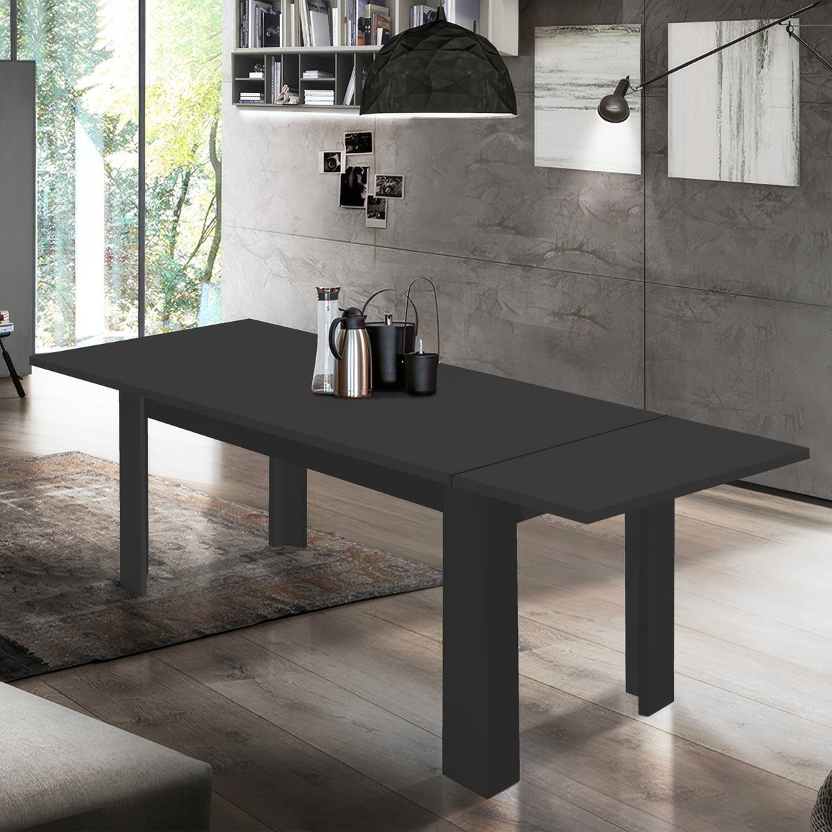 Tavolo LYRA antracite opaco allungato con prolunga montata in stanza con tappeto pelle #colore_Antracite Opaco