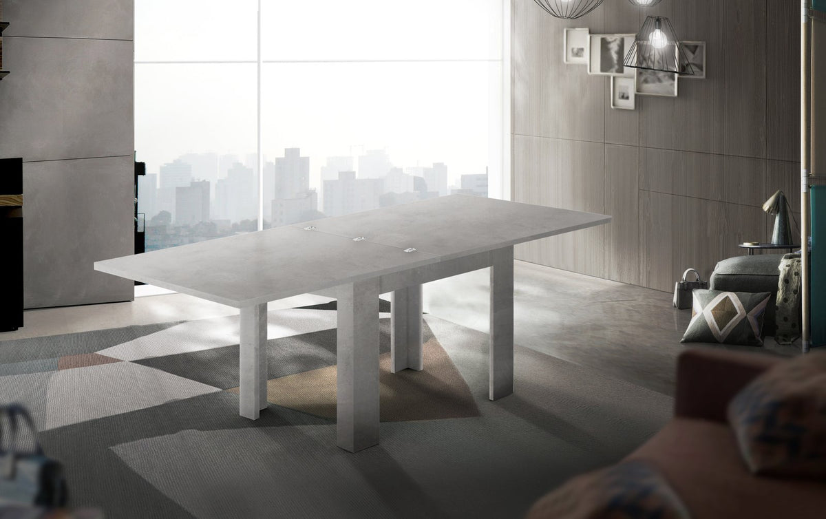 Tavolo LYRA in finitura cemento Bronx allungato in soggiorno con tappeto geometrico #colore_Cemento Bronx