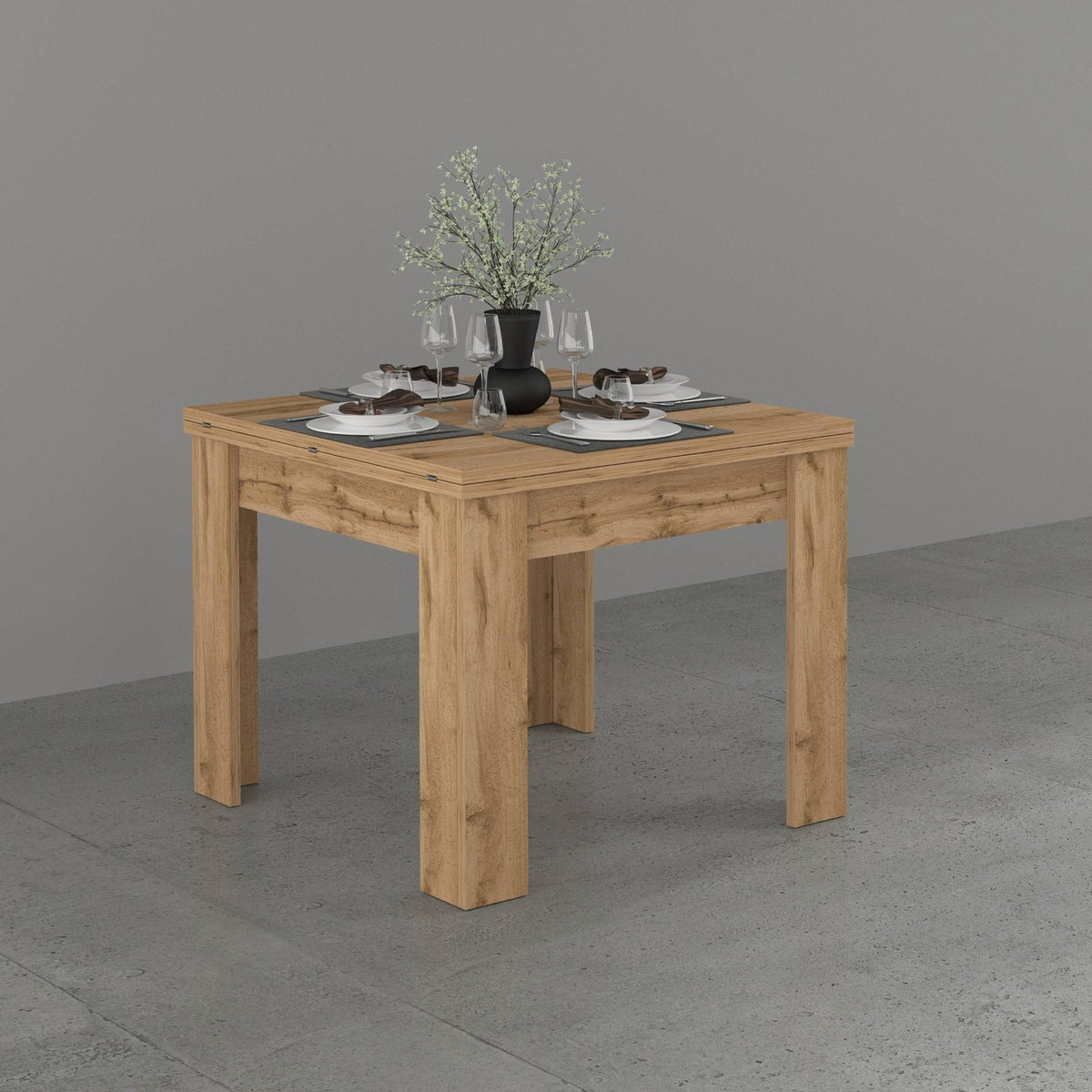 Tavolo LYRA quadrato rovere apparecchiato su sfondo da studio grigio, vista di tre quarti #colore_Rovere