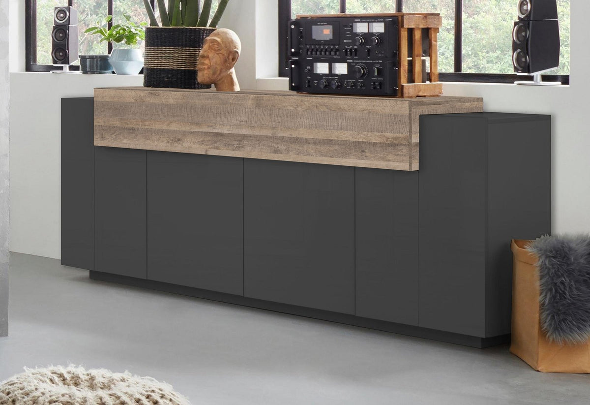 Credenza CELESTIA antracite in salotto con due finestre, vista tre quarti #colore_Antracite Opaco