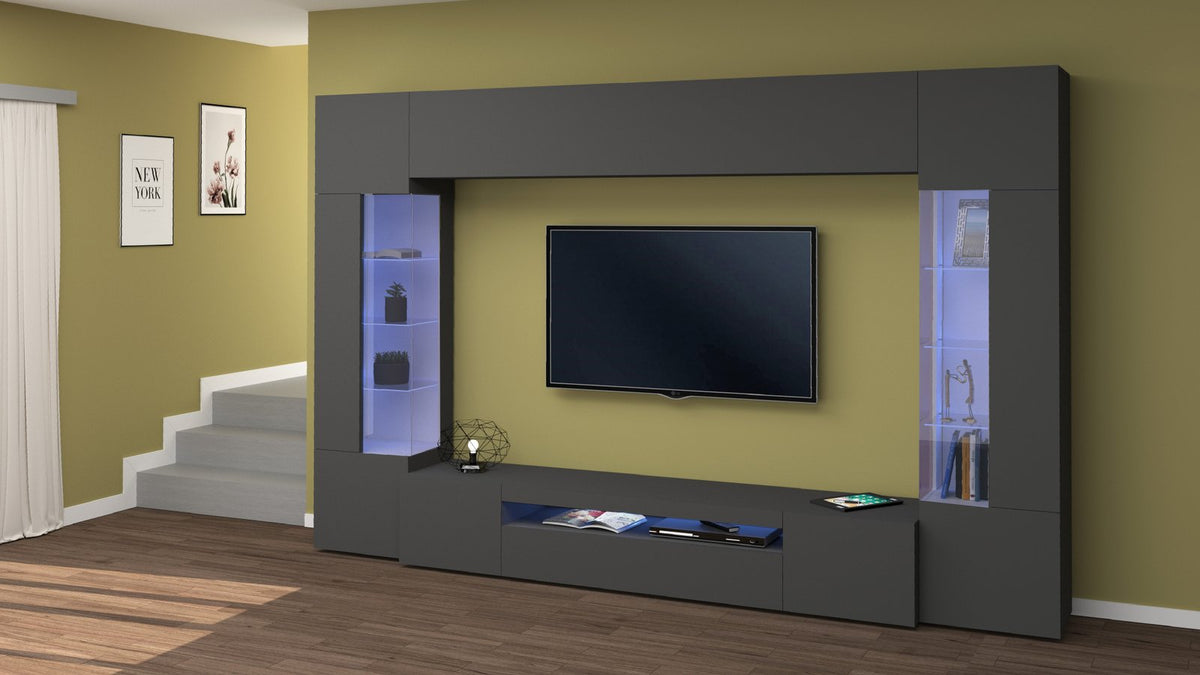 Parete attrezzata QUANTUM antracite opaco in soggiorno con vetrine blu e TV montata #colore_Antracite Opaco