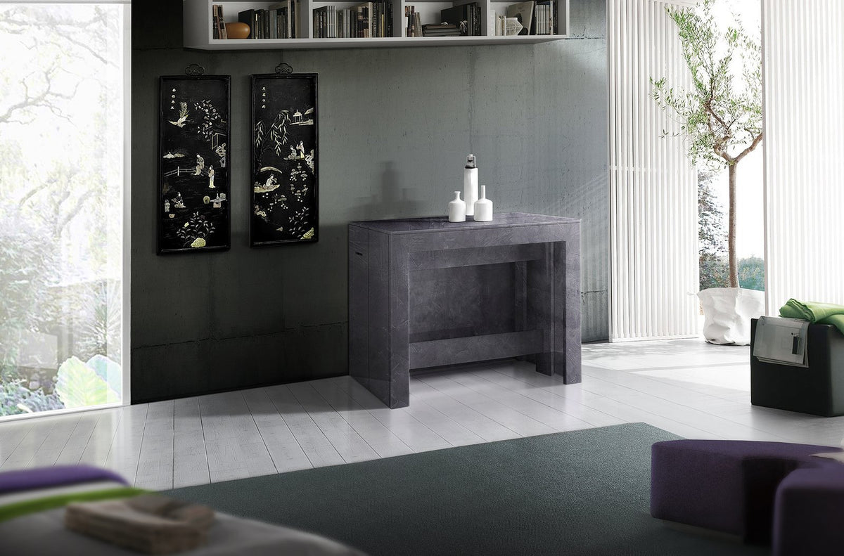 Consolle ORION ardesia chiusa con piano effetto marmo contro parete grigia scura #colore_Ardesia