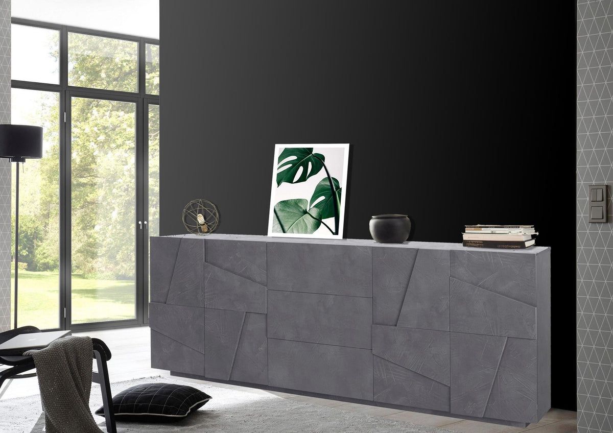 Credenza PULSE ardesia in salotto con motivo geometrico a rilievo, orologio e libri sul piano #colore_Ardesia