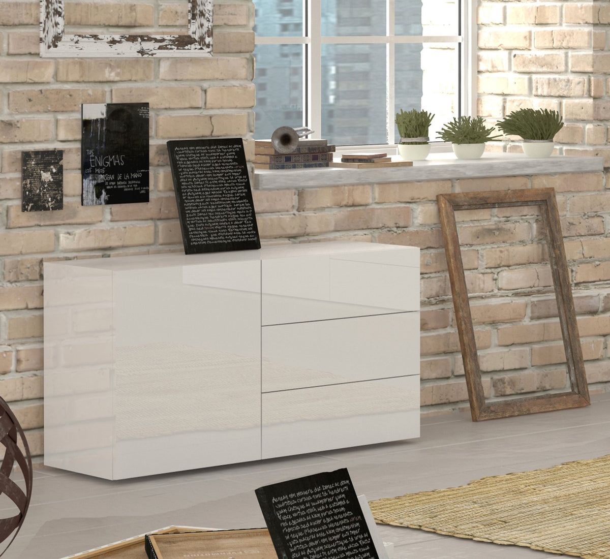 Credenza NEXUS bianco lucido con anta e tre cassetti in un soggiorno con muro di mattoni