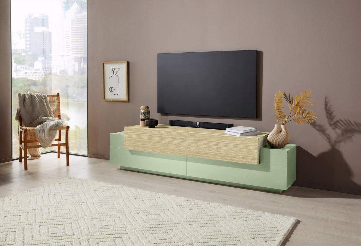 Porta TV CELESTIA verde salvia opaco con ribalta in rovere chiaro aperta, in soggiorno con parquet #colore_Verde