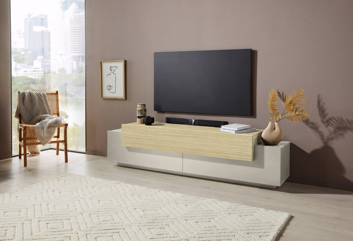 Porta TV CELESTIA cashmere con ribalta in legno chiaro inclinata in avanti, in soggiorno con vetrata #colore_Cashmere
