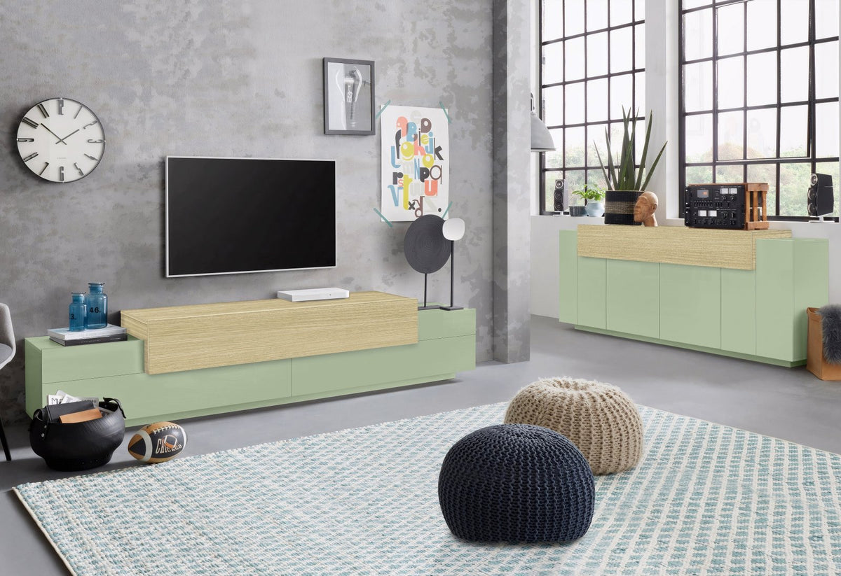 Soggiorno con credenza CELESTIA verde salvia accanto a un secondo mobile basso con top in legno #colore_Verde