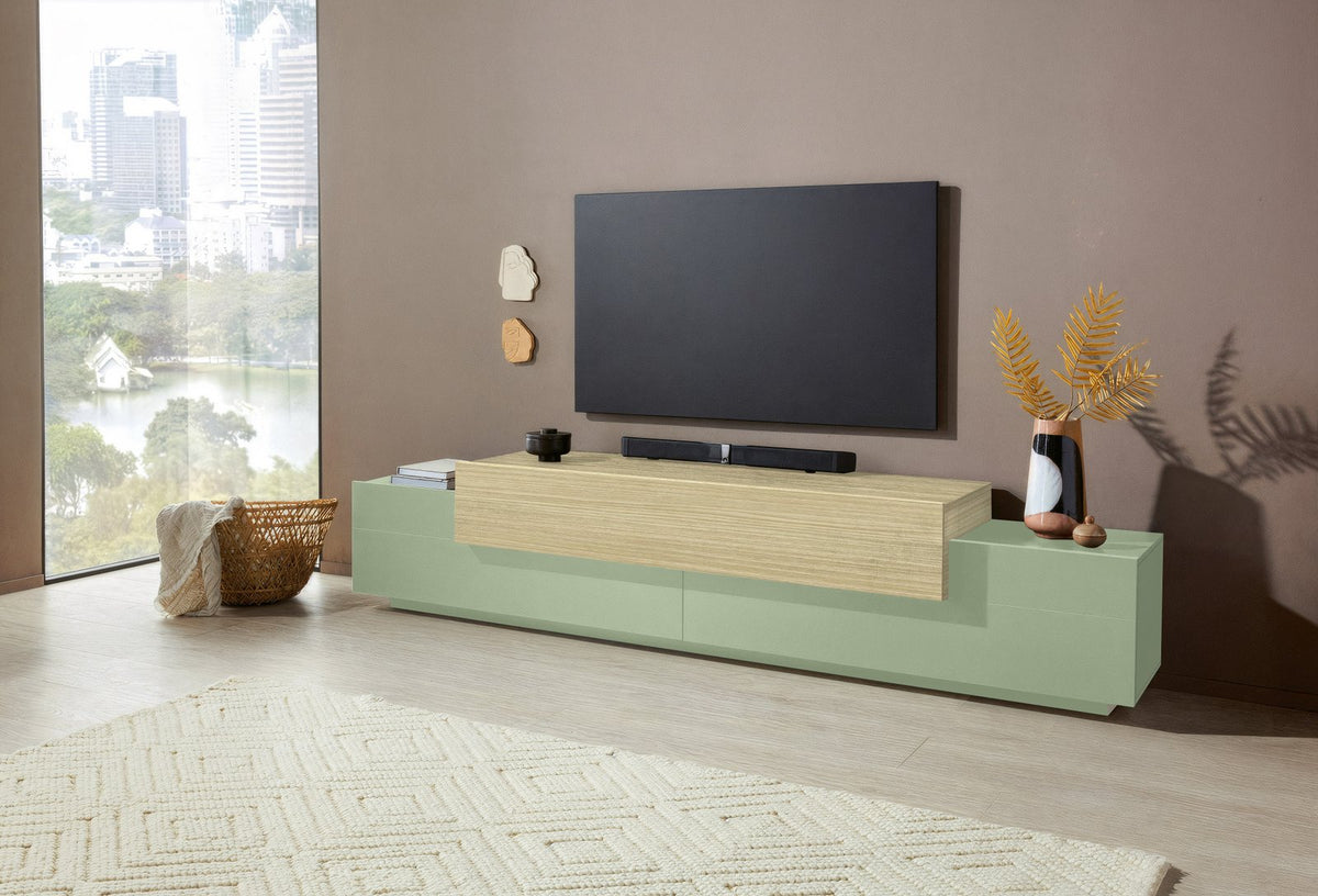 Porta TV CELESTIA verde salvia in soggiorno con finestra sul lago e ribalta in rovere #colore_Verde
