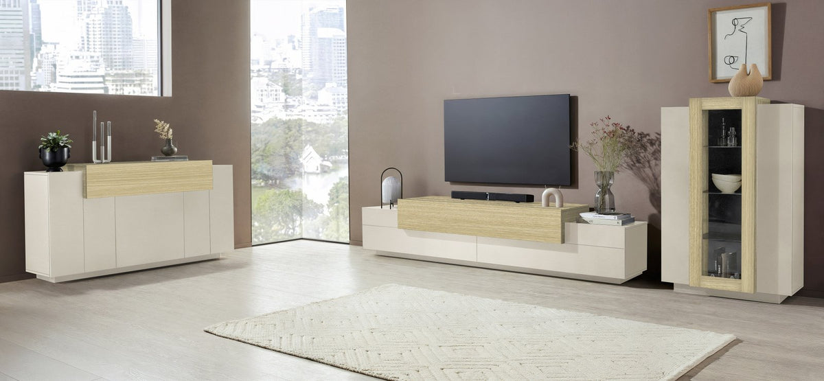 Porta TV CELESTIA cashmere tra credenze crema in soggiorno con due finestre e panorama urbano #colore_Cashmere